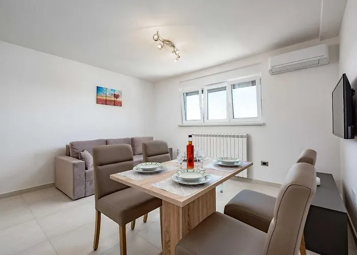 House Nicol Nyaraló *