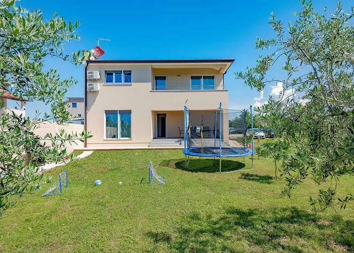 House Nicol Nyaraló *